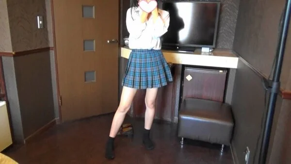 (動画)SSSS級💛美肌美少女💛ホテルで制服①(生足+黒ソックス)