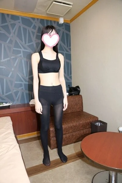 18歳Eカップ新入生スケベオヤジの餌食②(黒タイツ+肌色ストッキング)100枚