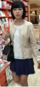 [‼人前でまたを広げる変態女激写‼]可愛い清楚系女のパンチラを流します!!拡散希