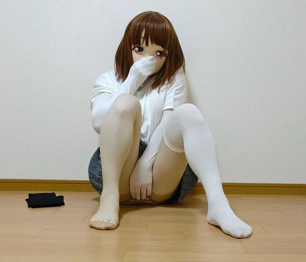 着ぐるみパンストオナニー(白Tシャツ、ミニスカート、ベージュパンスト、白ニーソッ