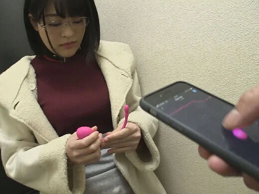 【例のオモチャ×野外】車に乗りながらビクビク感じちゃう…遠隔操作の最新玩具が強力