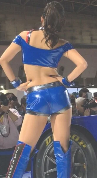 光沢感のあるブルー系のホットパンツが張り付いたムチムチなお尻