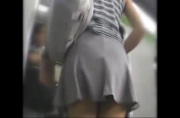 【素人パンチラ】前屈でパンティー全開!