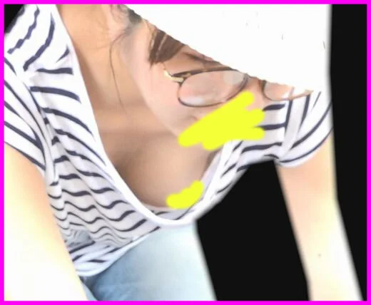 【前屈み胸チラ⑧】連休中に来た、ボーダーママさんの美巨乳谷間は鼻血級!