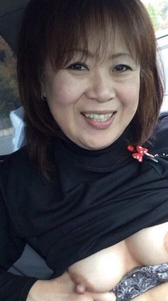 現役人妻52歳 敏感デカ乳首