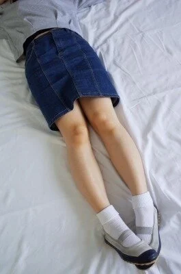ゆか_藍子の上履きを履く14-Y1