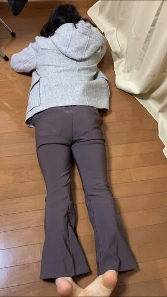 18歳スレンダー大学生咲ちゃん、うつ伏せで脇、足裏くすぐり!1分46秒