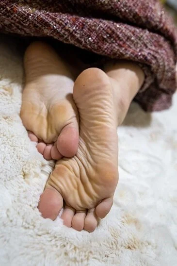 24歳、雨の日で濡れたブーツを脱いだ足の裏