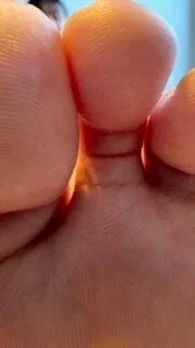 素足にローファー。汗ばんだ足を堪能