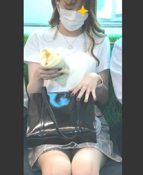 067可愛いJDお姉さんの▽ゾーンをじっくり観察!+OLお姉さん2人逆さ!