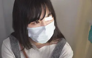 [ワクチン接種]見せないように隠してたが…デカふっくら乳首が見えました[胸チラ]