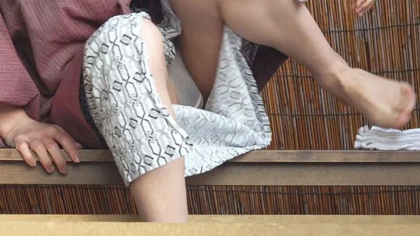 温泉施設でよく見る光景その15 東京からお越し?モデル級美人が履いてるマン毛透け