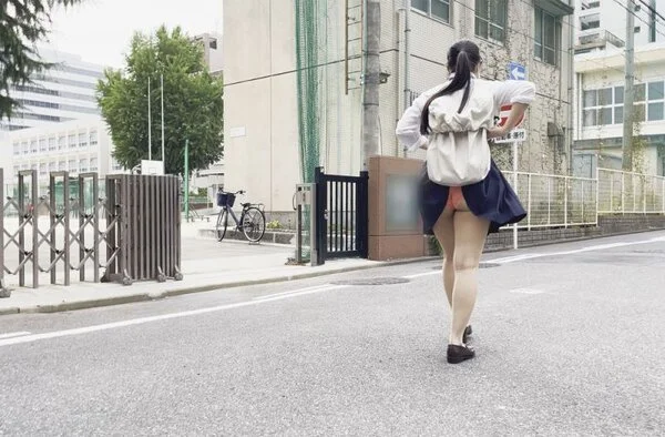 何故こうなった!スカートがパンツの中にINして桃尻丸出しで外を歩く■■■■