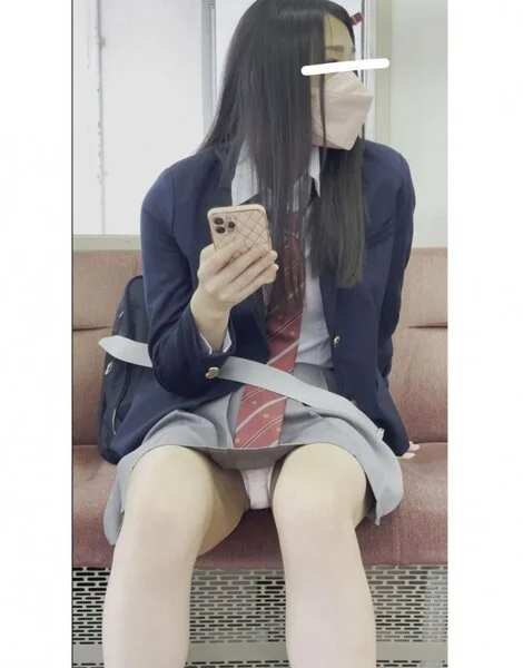 ミニスカ過ぎる娘と電車で対面パンチラ