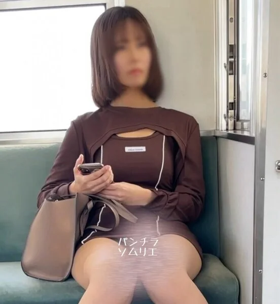 セクシー美女がタイトワンピでパンチラ