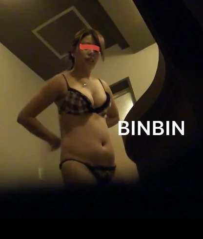 【美乳/巨乳】知り合いの奥さんの着替えシーンを覗き見