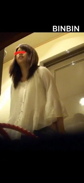 【美乳/巨乳】知り合いの奥さんのシャワー前を覗き見