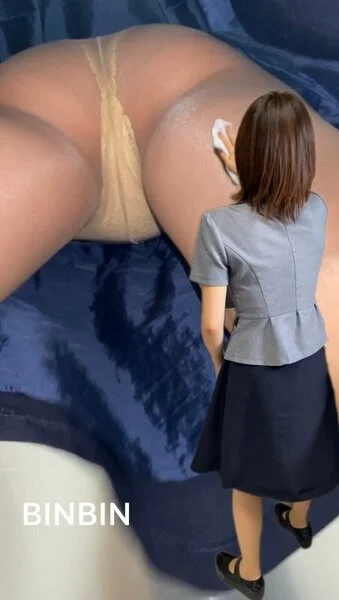 【高画質/逆さ撮り】超絶美人の部下を掃除中に逆さ撮りしてみた