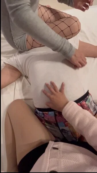 素人S女2人組 窒息させてながらのくすぐり責め