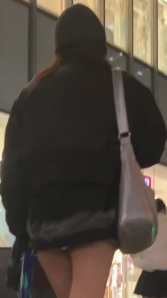 ミニスカタイトなデニムで街を歩くギャル 歩くたびに下尻が!02