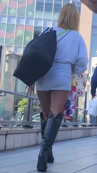 黒ギャル!ミニスカ!歩くたびに見えるエロ尻!短すぎるスカートから見えるパンティ!