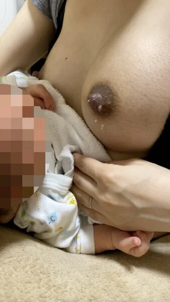 【家庭内■■】妻の授乳を■■■■ 横から母乳おっぱいアップで