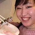 【生き物】小川ひまりちゃんがイワナを生きたまま串焼きにして食べる!【食事】