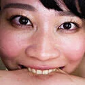 【噛みつき】弾ける笑顔と美しい歯並び!都あやめちゃんの本気噛み 前編