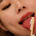【巨大娘】女看守が凶悪〇を縮小!尋問の末、巨大な口で一人残らず噛み殺す【美波こづ