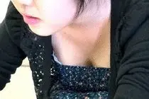 秋服に衣替えしたバイトのお嬢様JD胸チラ・乳首見えた!![043]
