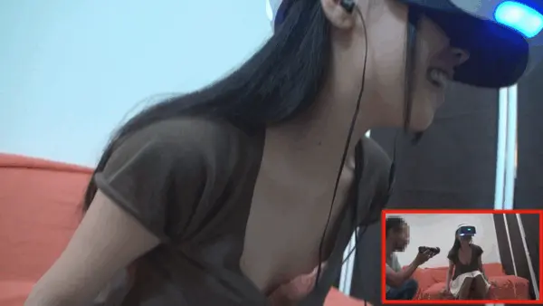 流行りのVRゲームプレイ中の清純そうな彼女のパンチラ&胸チラ&乳首チラを至近距離