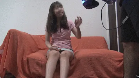 流行りのVRゲームプレイ中の清純そうな彼女のパンチラ&胸チラ&乳首チラを至近距離