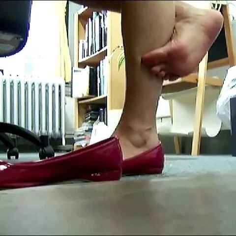 【HD動画】休出中の女の子の赤パンプス脱ぎ