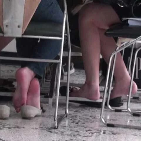 【HD動画】食事中の女子大生のダブルパンプス脱ぎ