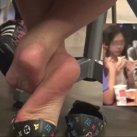 【HD動画】椅子の下に見えるパンプス脱ぎの足の裏(ショート版)