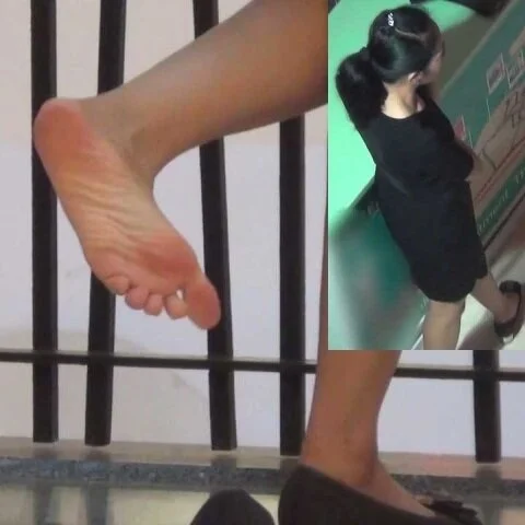 【HD動画】ショップ店員のパンプス脱ぎ2シーン