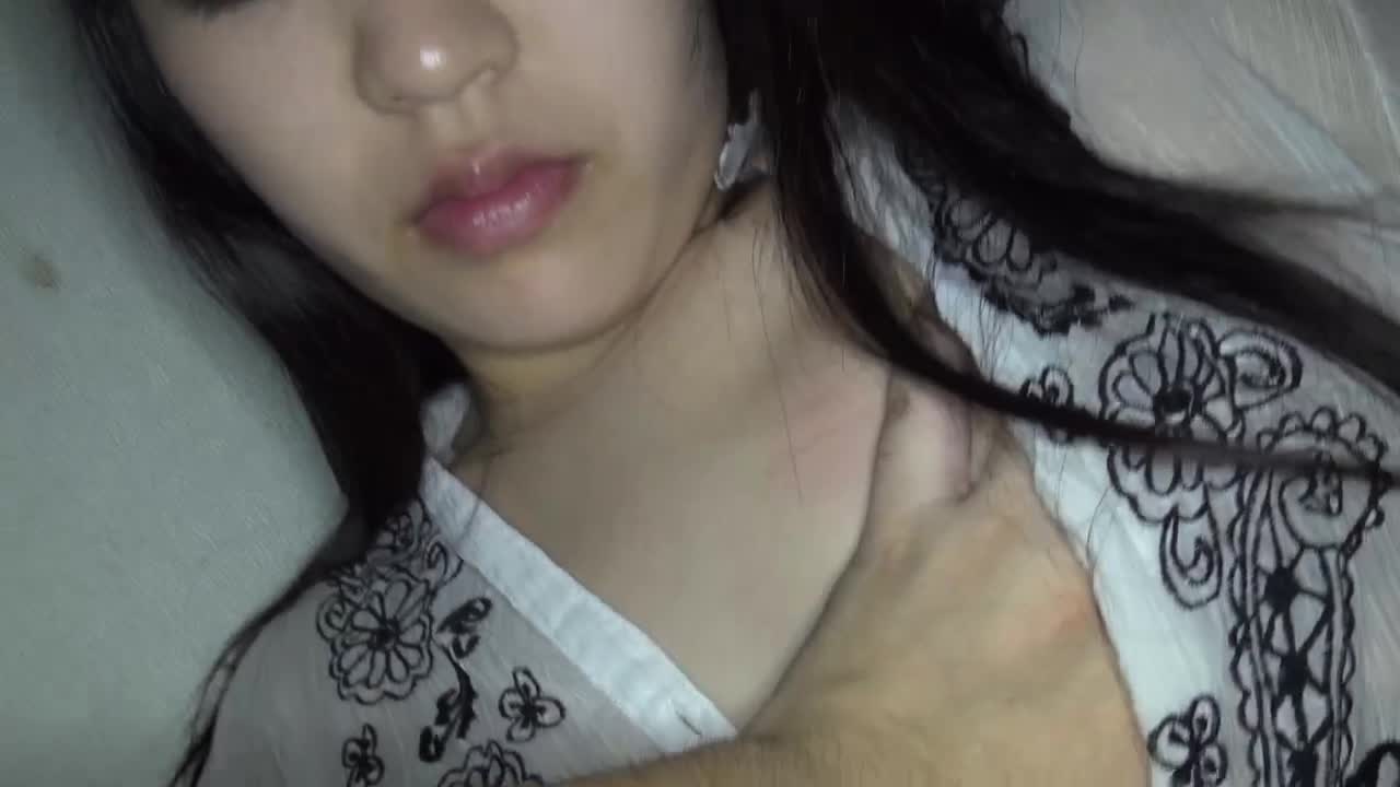 恥じらって見えても、垣間見える卑猥な顔は淫活好きで満更でもないようだ。 / 山口春菜 サンプル画像 8