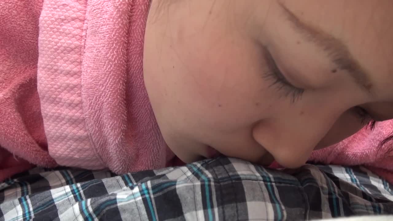 昼下がりの密会映像～ムラムラ奥さんチョット稼がない？～/友坂知可子 サンプル画像 12