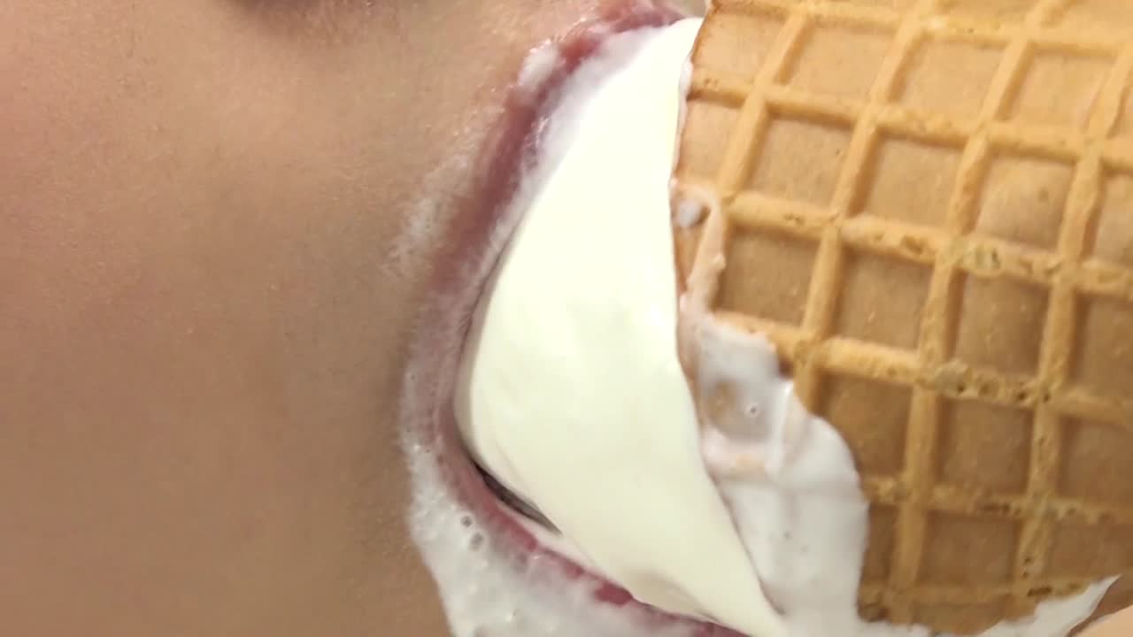 ハレンチBODY 〜某有名洋菓子店で活躍するGカップ爆乳パティシエが極上ボディ引っ提げて衝撃のグラビ... サンプル画像 7