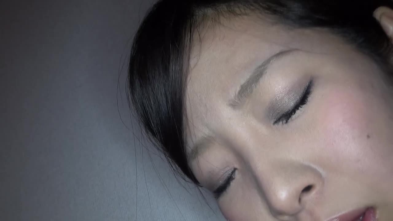 ちっぱいけどスケベそうなアナログスティック級の勃起乳首で誘惑するマダムがエロ過ぎて僕の股間もフル勃起！/吉岡美保 サンプル画像 11