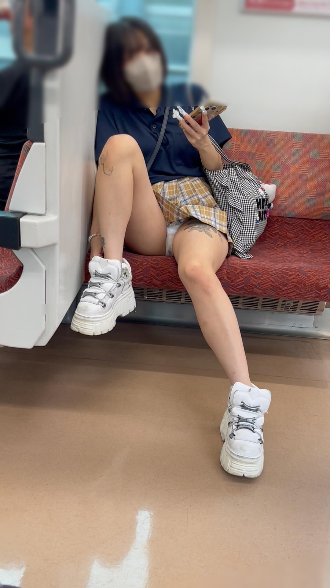 JK撮影日記247 続・ギャップが凄い！！顔は童顔で可愛いのに〇〇がめっちゃオシャレな激カワ童顔JKを電車内で盗撮 36分超撮影