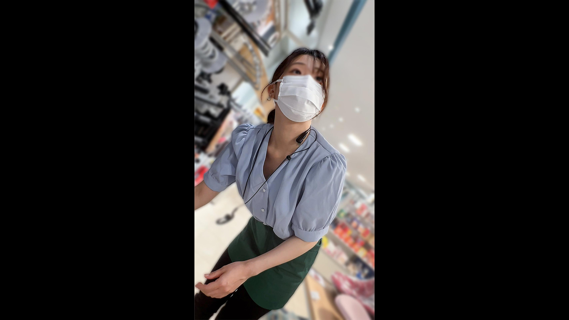 【ノーブラ店員の胸ちら ver.13】〜テキパキ働く色白美乳店員のノーブラ接客〜
