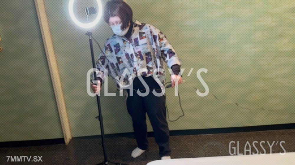 fc2-ppv 4685127 #19 未経験のスタッフに中出し＆口内射精│GLASSY