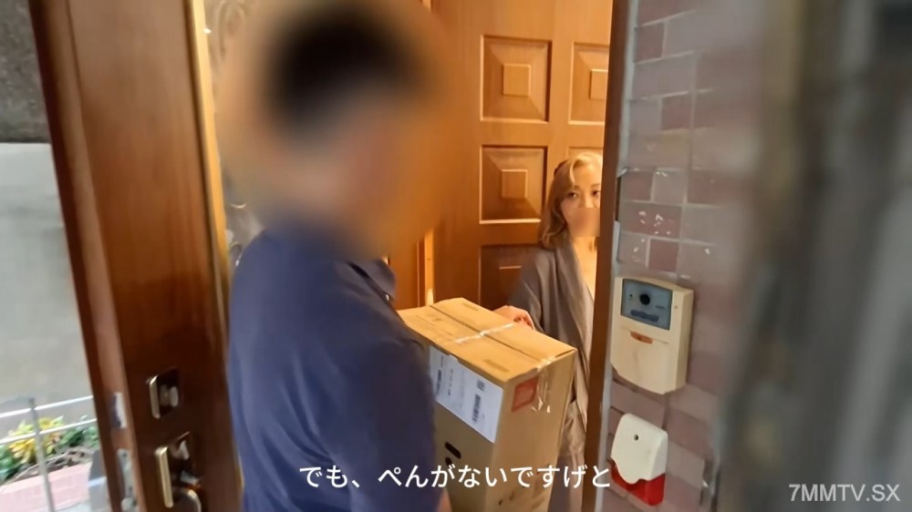 fc2-ppv 4726082 8/1迄半額！！【無修正】デリバリー配達員を誘惑して即セックス！朝の家事を終えた奥様の楽しみといえば、昼下がりの中出しの猥褻な時間…。