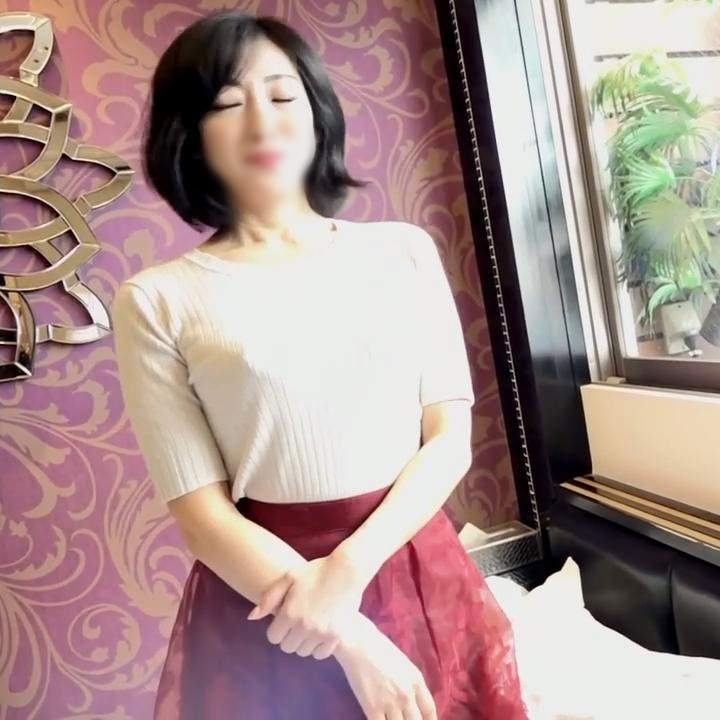 FC2-PPV-4975407 《人妻》90cmの軟らかな巨乳に85cmのむっちりとした尻！清楚な42歳・スレンダー人妻◆真昼のホテルで他人棒で大絶頂イキ！！