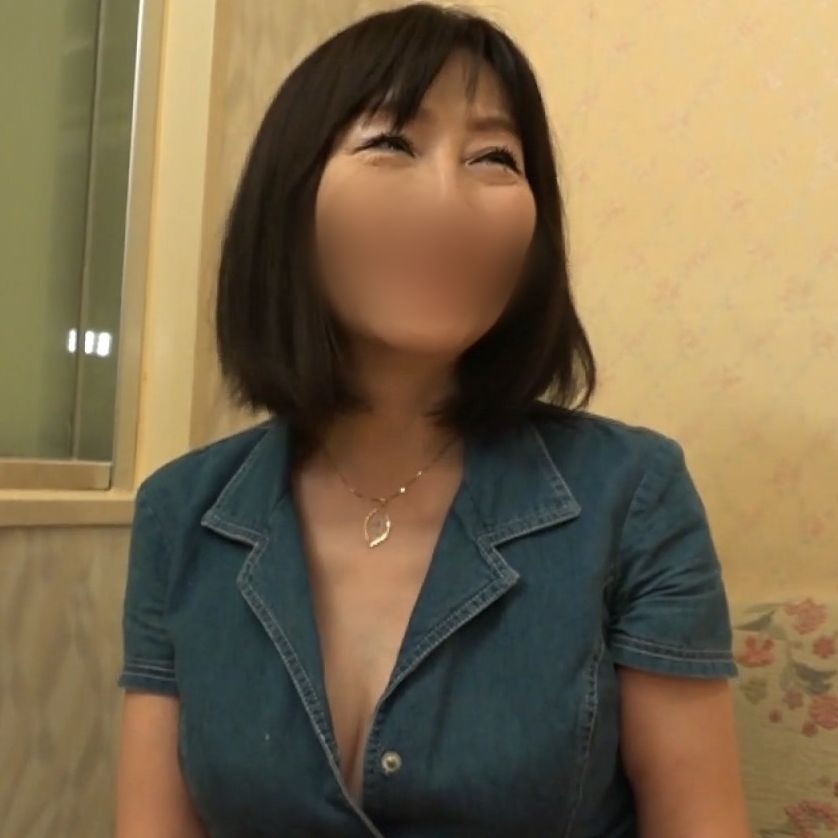 FC2-PPV-4976534 【六十路】真っ白スベスベの肌がエロい♡巨乳熟女のアツいマンコに若者チンポを激ピストン。