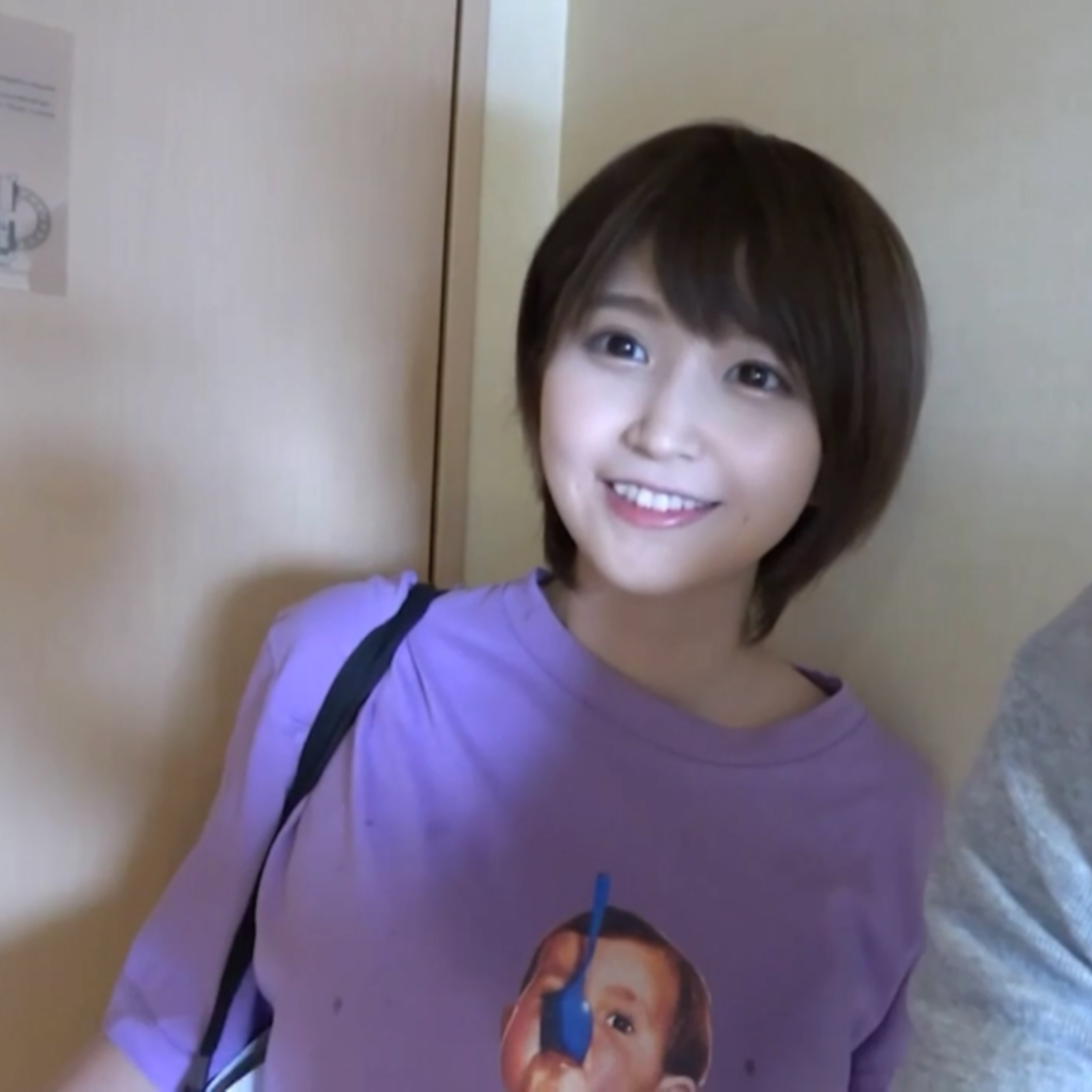 FC2-PPV-4978760 【アイドル級】新卒保育士22歳。潮吹き止まらず海誕生、外から見える大窓前で立ちバック痙攣イキで中出しまで。※先着数量限定原版配布