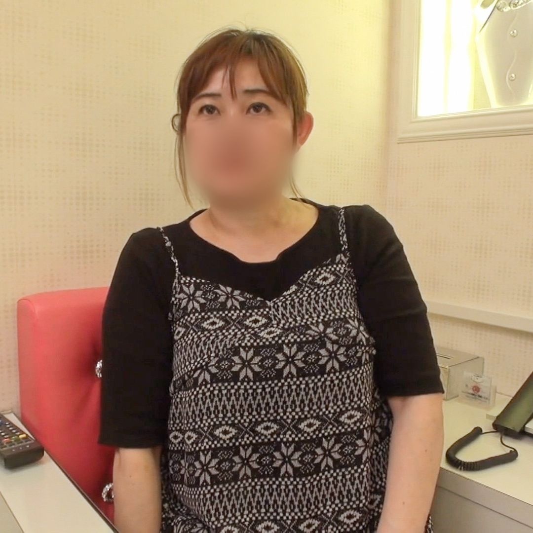 FC2-PPV-4982250 【人妻／熟女】50歳ぽっちゃりボディのパート主婦。ふくよかボディをぷるぷる揺らして淫れる中出しセックス。