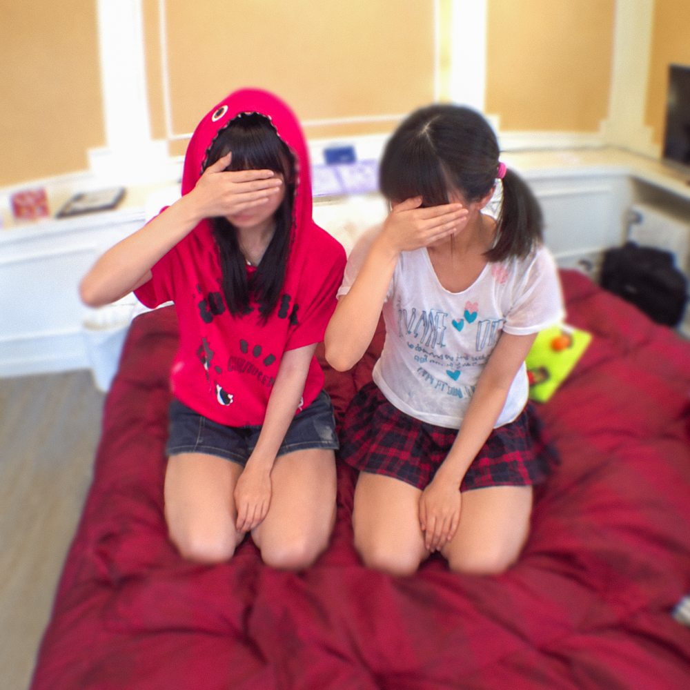 FC2-PPV-4982916 ★緊急先着★都内18歳超低身長2人組★衝撃ダブル初貫通★『E』cup+『F』cup★地方郊外での本日限定高画質主観スマホ原版【先着高画質特典付き】