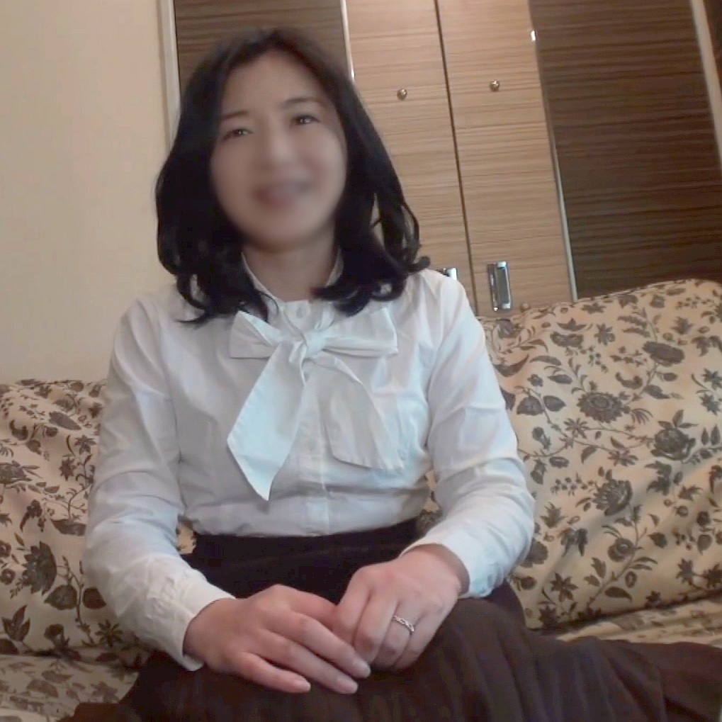FC2-PPV-4984524 優しい笑顔でゆるふわ系の四十路奥様。 ”不倫”という行為が全く似合わないのに他人棒を夢中でフェラ。中出しを受け止めて挙句の果てには最後の一滴までお掃除フェラ搾精。